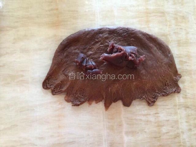 将面团擀成长舌状 翻面后横过来放置 包入红豆馅 边缘搓薄让它更加容易沾连 不会在烘烤时爆开