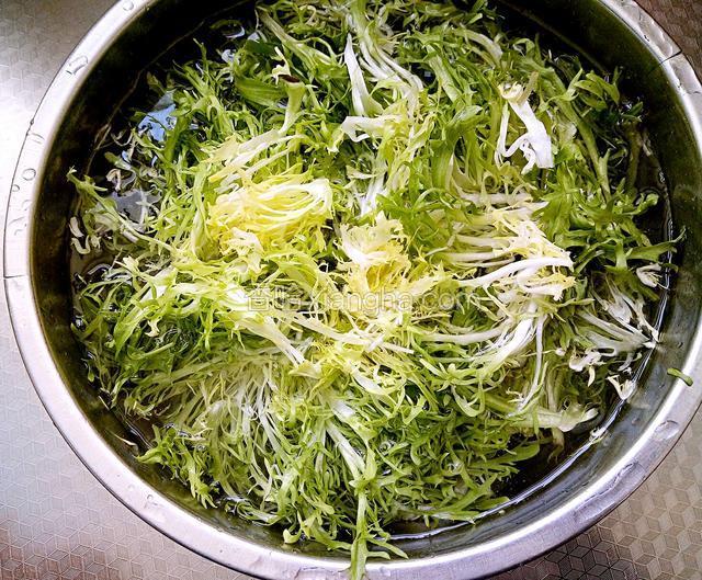 苦菊剪掉根部，用淡盐水浸泡十五分钟