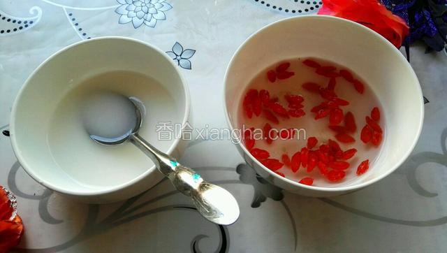 淀粉加少量水调匀后备用。