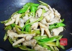 辣椒炒鸡爪的做法图解4