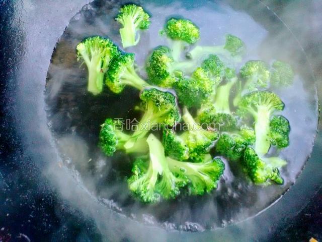 西兰花，用开水煮一下，开水锅里放少许盐，和几滴油。