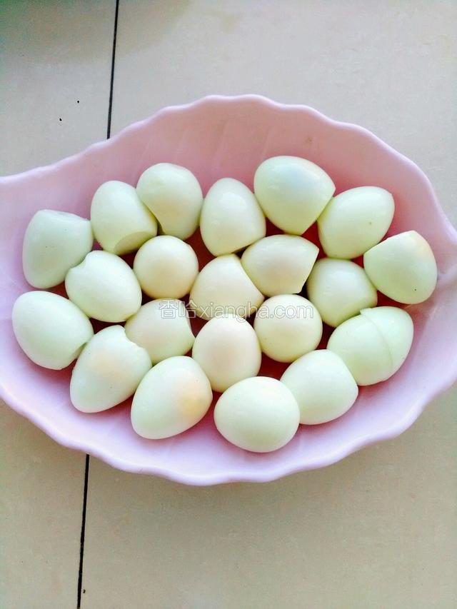 鹌鹑蛋煮熟去皮