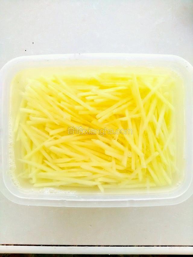 土豆切丝用水清泡去淀粉。