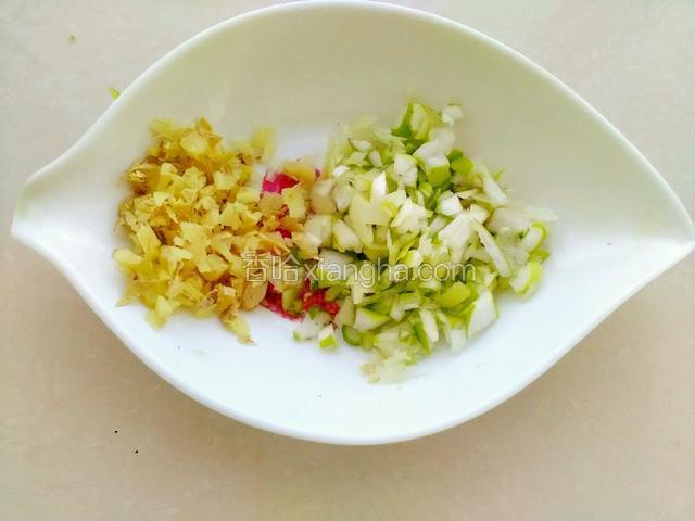葱姜切末。