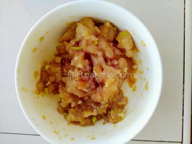 把盐，糖，味精。等多种调料放入鸡肉搅拌一下。