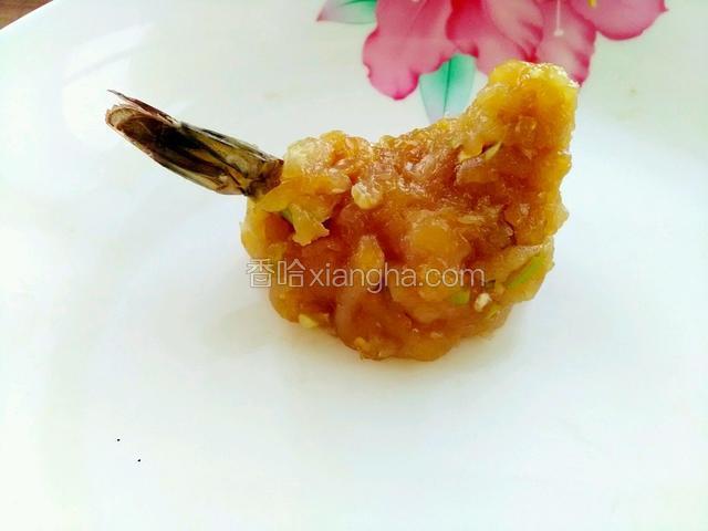 然后用肉馅包围虾做小鸟的样子
