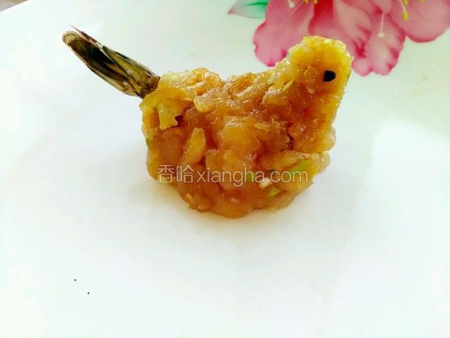 用黑芝麻做小鸟的眼睛。