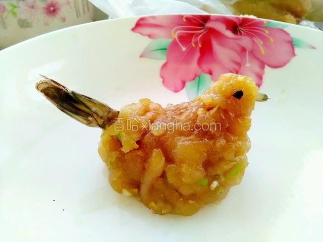 剥去的虾脚插入肉馅里做小鸟的嘴巴。