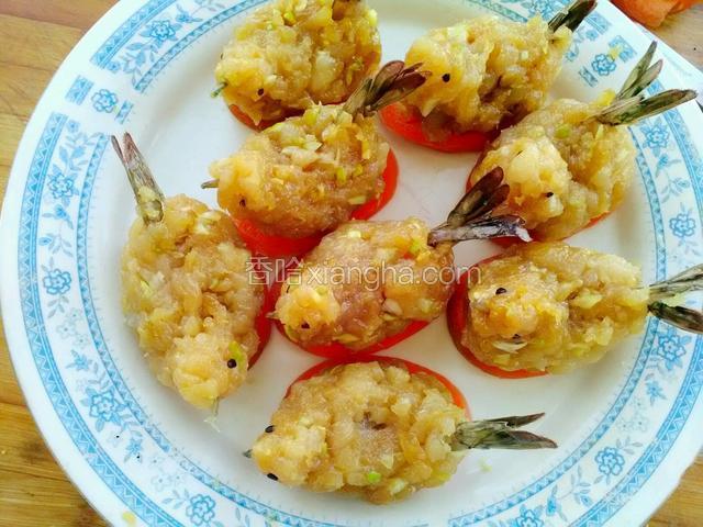 依照做好所有的小鸟，放入盘中，用胡萝卜铺底预防小鸟黏在盘底。