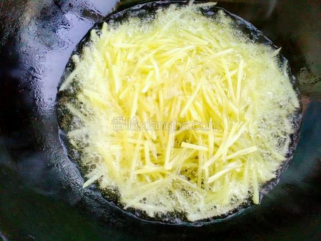 土豆丝放入锅中，油温七分热