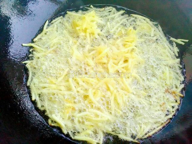 油炸土豆丝过程中轻轻用筷子翻一下