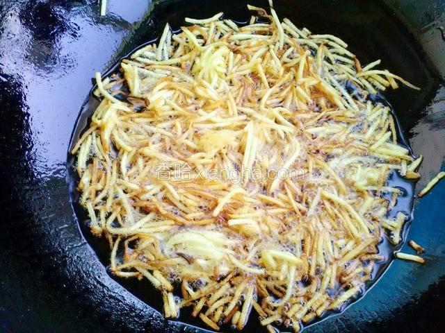 炸成金黄色就可以