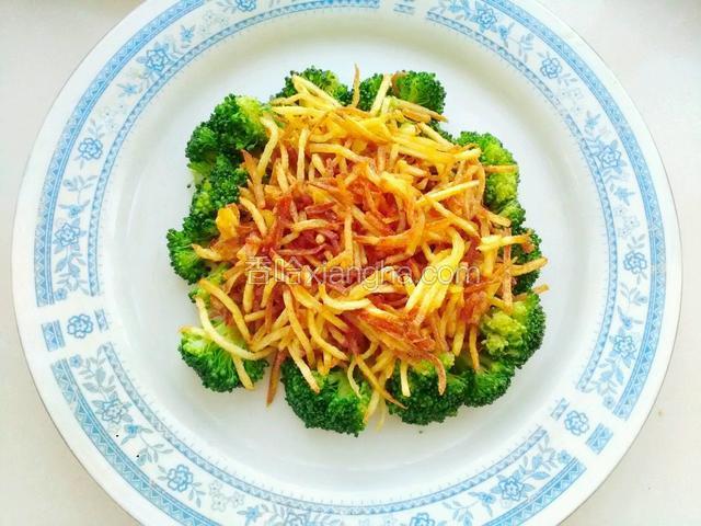 放入金黄色土豆丝