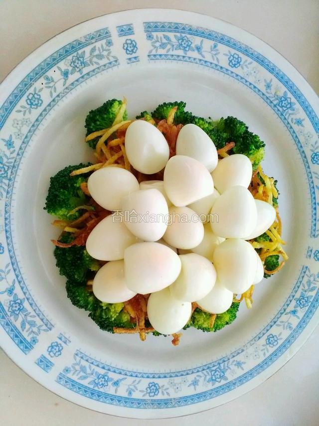 把鹌鹑蛋放入土豆丝上