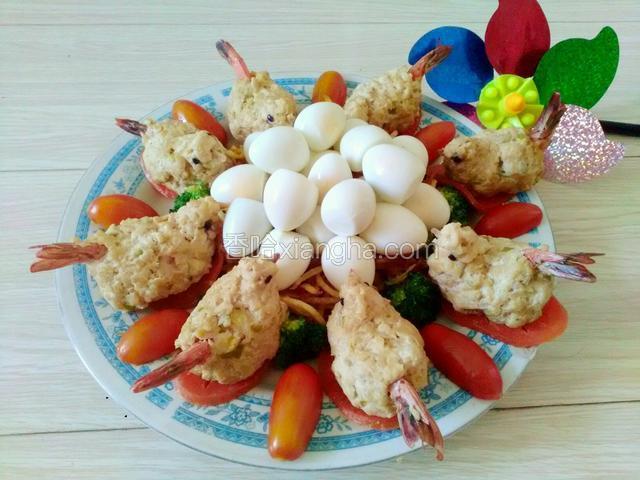 蒸好的小鸟，装饰一下即可，根据个人口味淋点汁在鹌鹑蛋上，我这是为了好看所以没加汁。