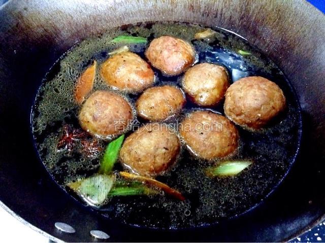 把煎好的肉丸倒入锅中，放入糖，鸡精，水炖制。