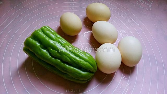 准备鸡蛋五个，苦瓜半个。