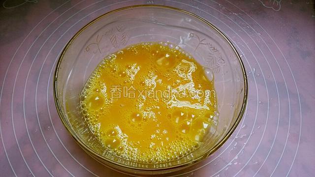 鸡蛋磕入碗中打散。
