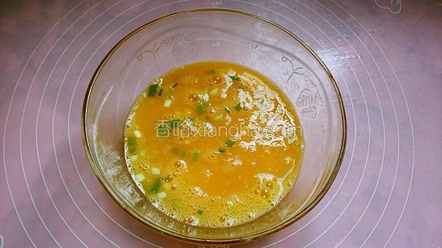放入一些葱花，加入适量盐，搅匀。