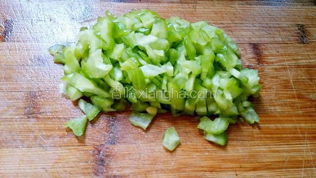 腌好的苦瓜用手把苦水挤掉，切成小丁。