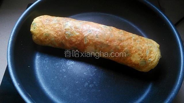 从卷好的蛋卷处往回卷，卷成一个更厚的蛋卷。剩下的蛋液重复操作。