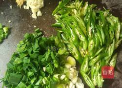 青椒炒血圆子的做法图解3