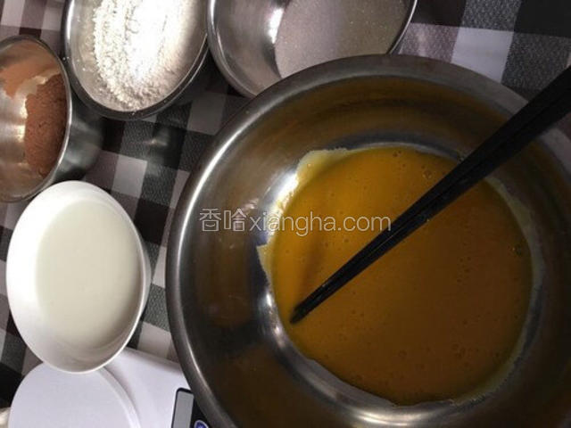 将蛋清和蛋黄分离，打蛋黄，在打蛋黄的过程中加一半的糖打均匀粘稠后加入牛奶充分搅拌均匀。