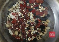 ✔桃胶皂角米豆粥的做法图解2