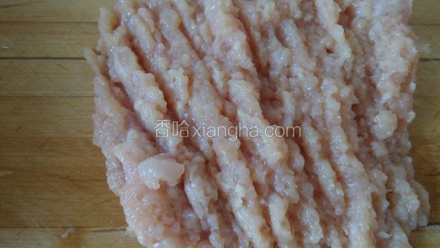 需要搅拌机的，家里没有就用人工代替了，将肉剁碎。