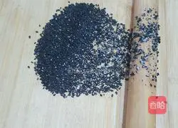 ✔Illustration of how to make black sesame candy triangle 3