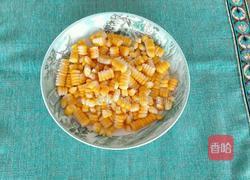 玉米炒松子的做法图解4