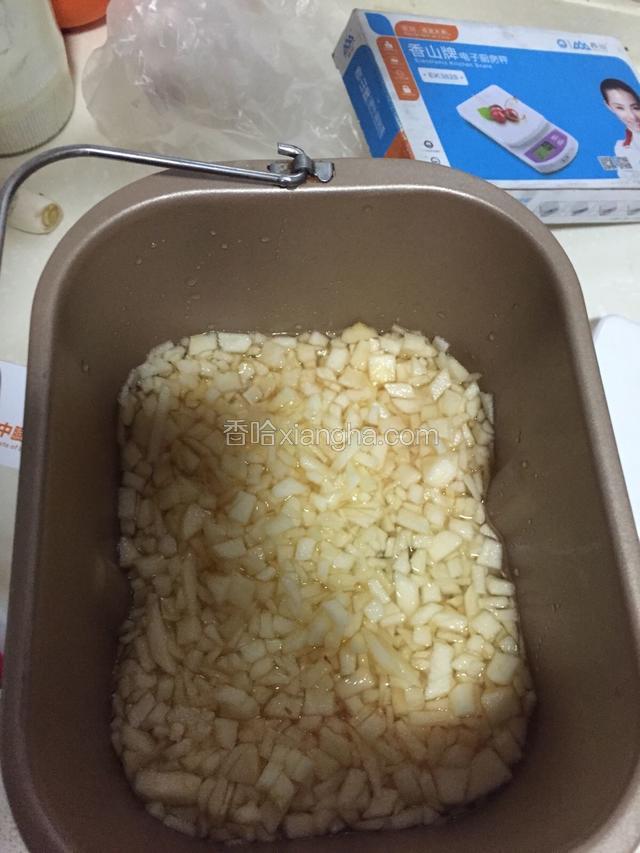 改刀成丁，加冷水和盐浸泡。