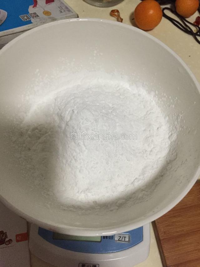 生粉倒入容器。
