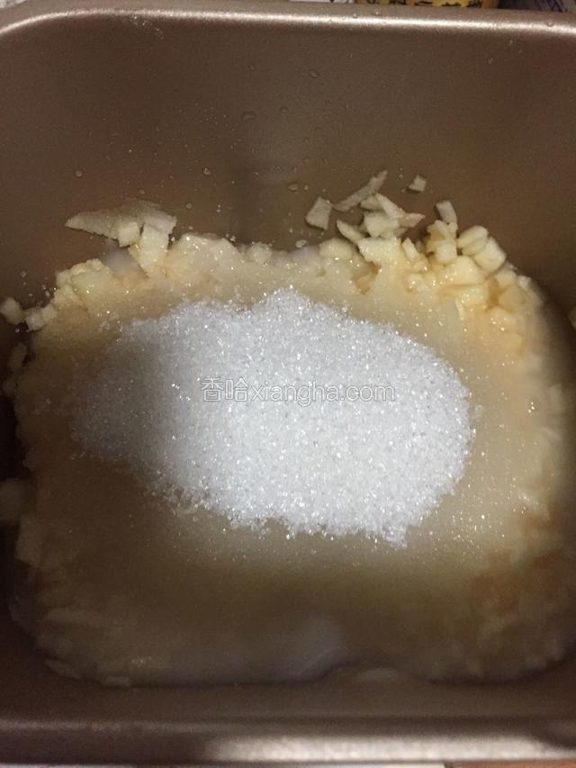 倒入白砂糖。