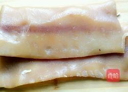 尖椒炒卤猪皮的做法图解1