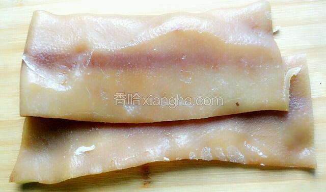 准备500克猪肉皮（提前卤好的）