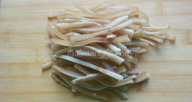 将猪肉皮切成细条