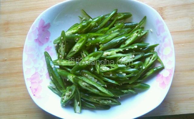 把尖椒洗干净切片