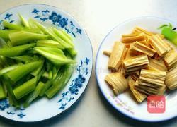 西芹腐竹的做法图解2