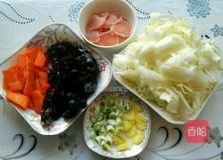 白菜木耳炒肉片的做法图解1