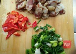 蒜苗炒香肠的做法图解1