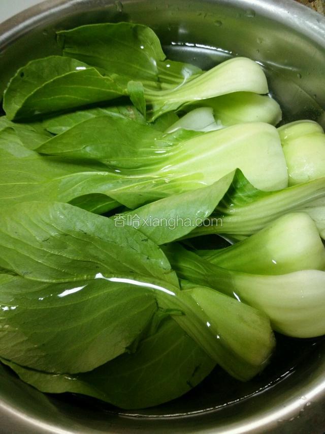 油菜洗干净。分成一片一片的！
