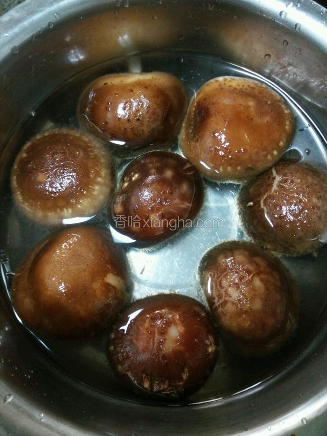 香菇泡发，我用的是新鲜的香菇。