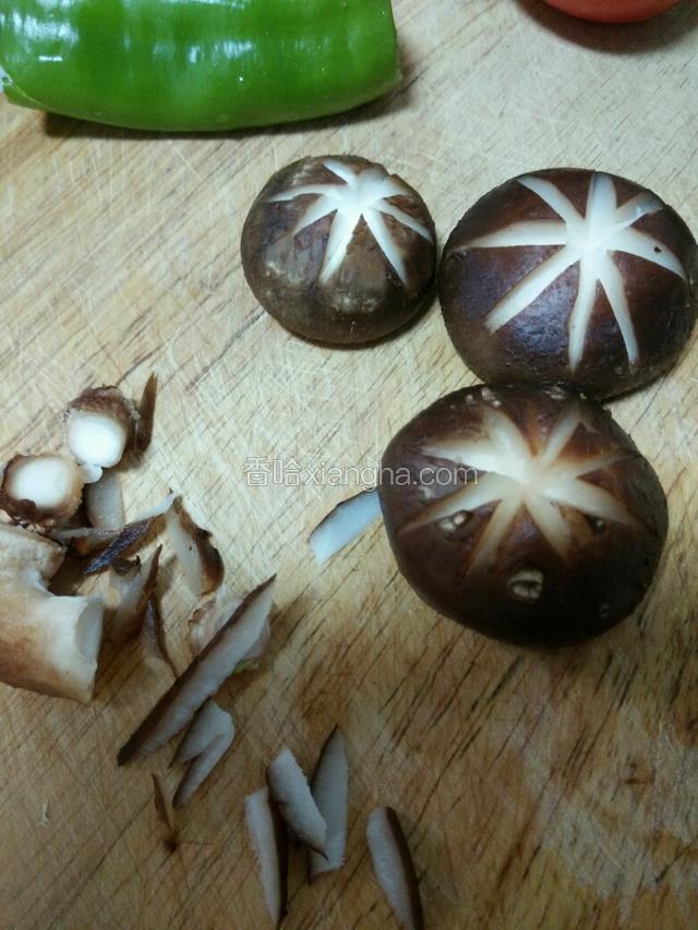 选几个香菇用刀切出花纹。