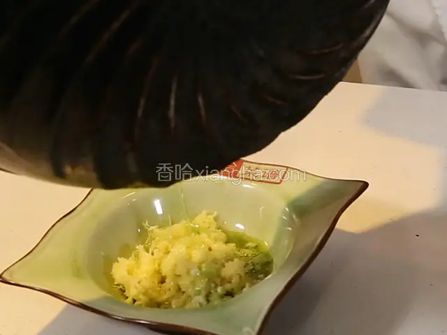 倒入之前留出的姜蓉，葱碎。