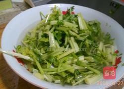 清炒芹菜的做法图解1