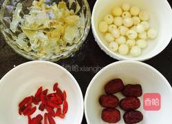 银耳莲子百合粥的做法图解2