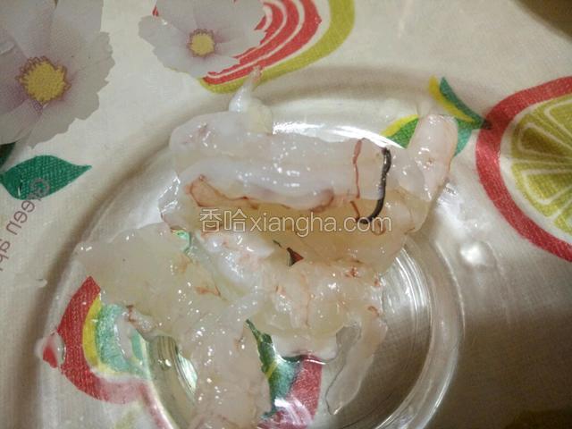 把鲜虾仁用牙签从后背挑开去肠泥