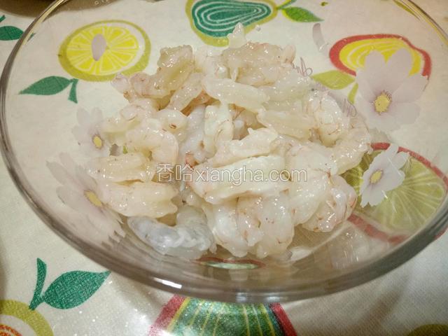 处理好所有的鲜虾仁备用