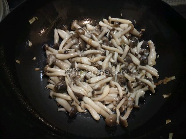 倒入沥干水分的蟹味菇，快速翻炒上色